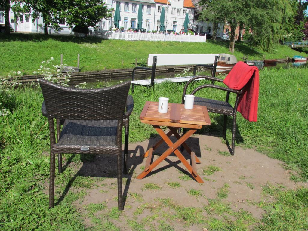 Apartments Im Froschhaus Mit Fruehstueckskuechen Friedrichstadt Exteriör bild