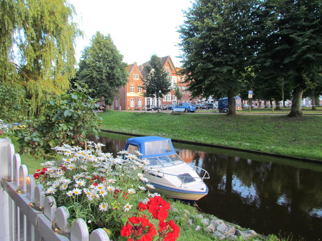 Apartments Im Froschhaus Mit Fruehstueckskuechen Friedrichstadt Exteriör bild