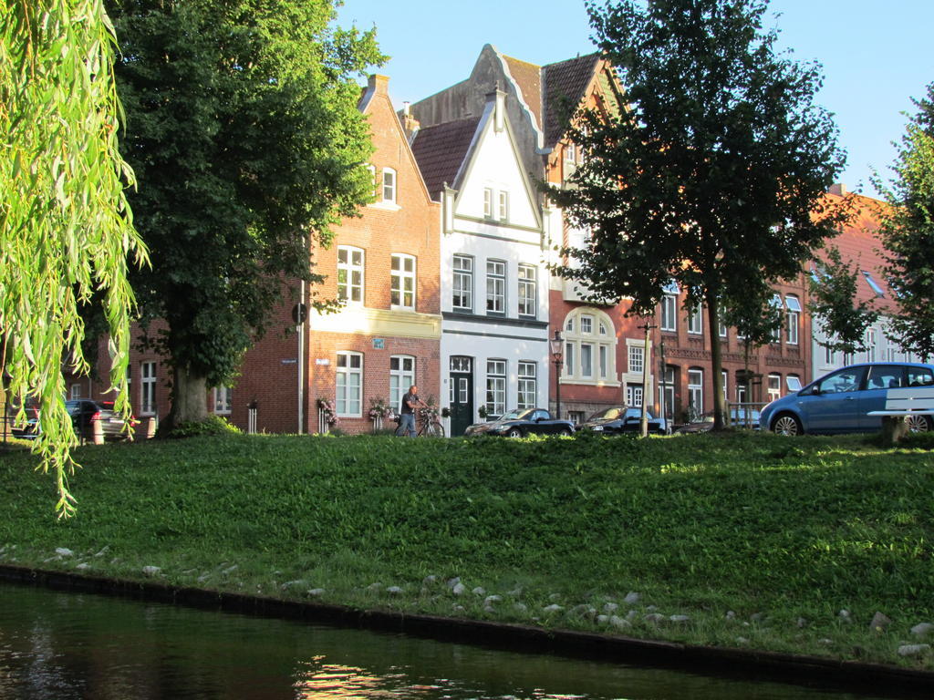 Apartments Im Froschhaus Mit Fruehstueckskuechen Friedrichstadt Exteriör bild